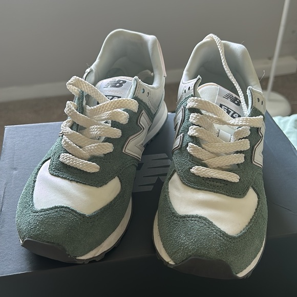 Women’s New Balance 574 - Picture 3 of 4